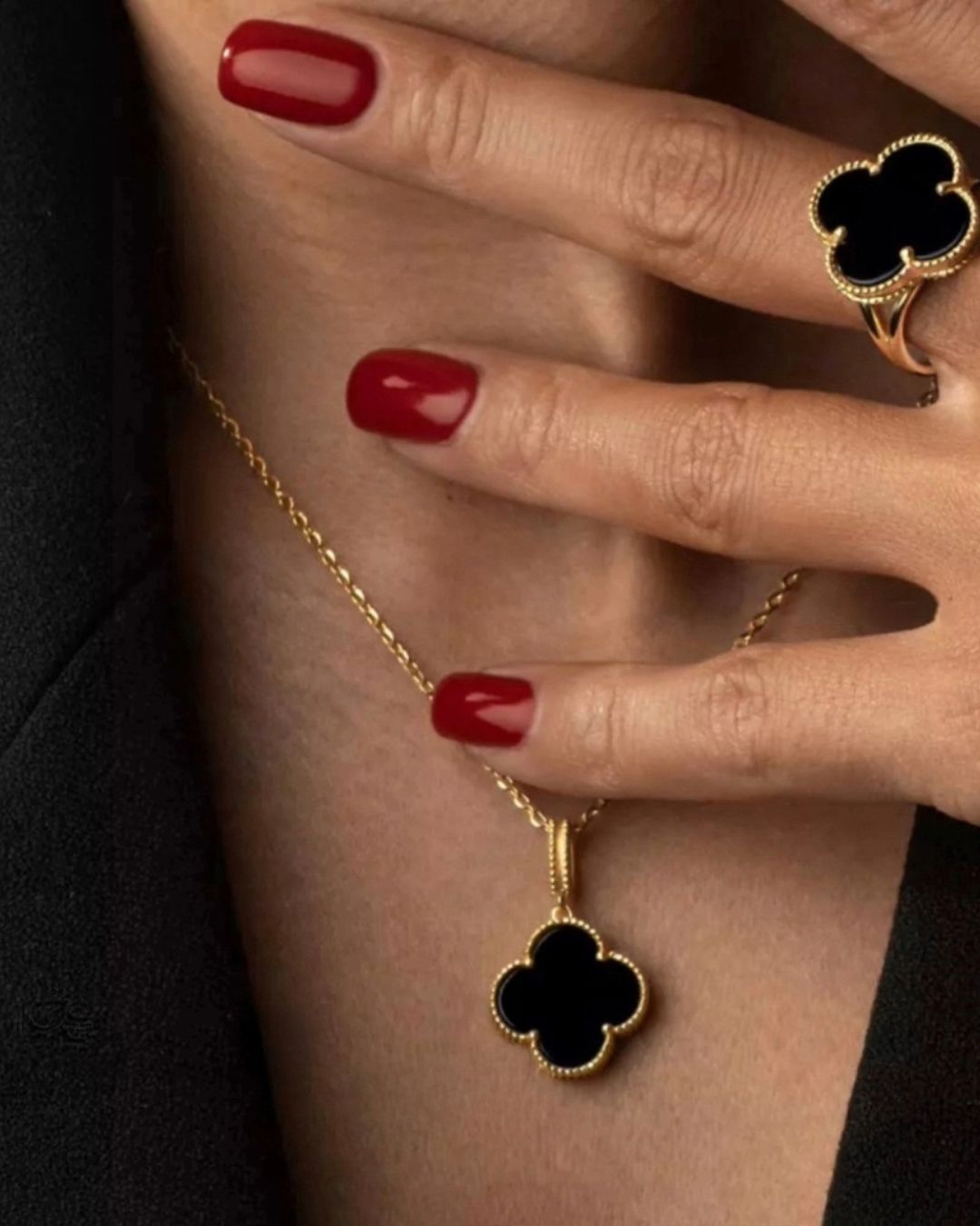 Tragebild: Anhänger aus 18k Gold mit schwarzem Onyx, in Kleeblattform – an goldener Kette