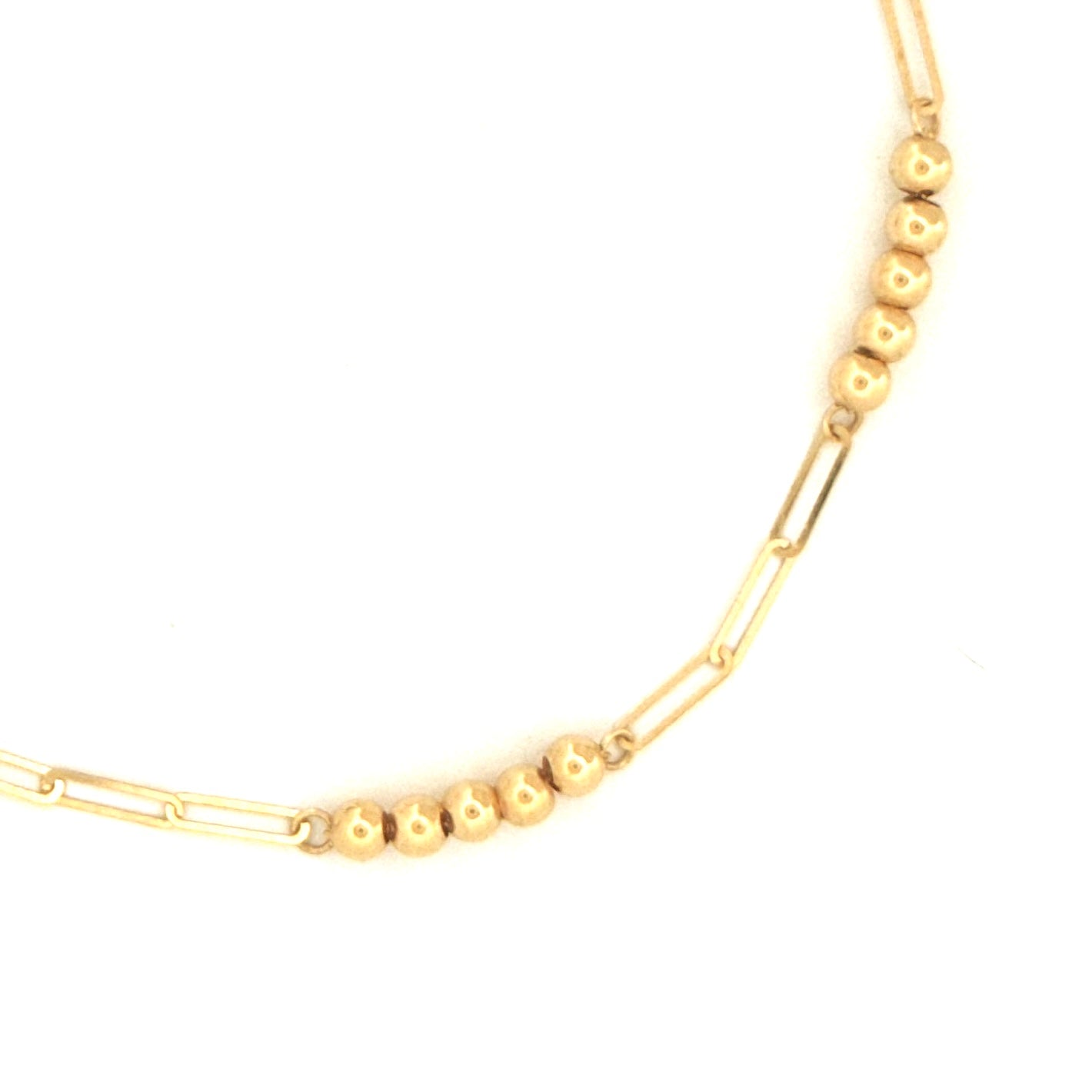 Nahaufnahme des Armbands Gohar-hā va Halqeh-hā – feine 18k Goldstruktur mit polierten Kugeln und länglichen Gliedern