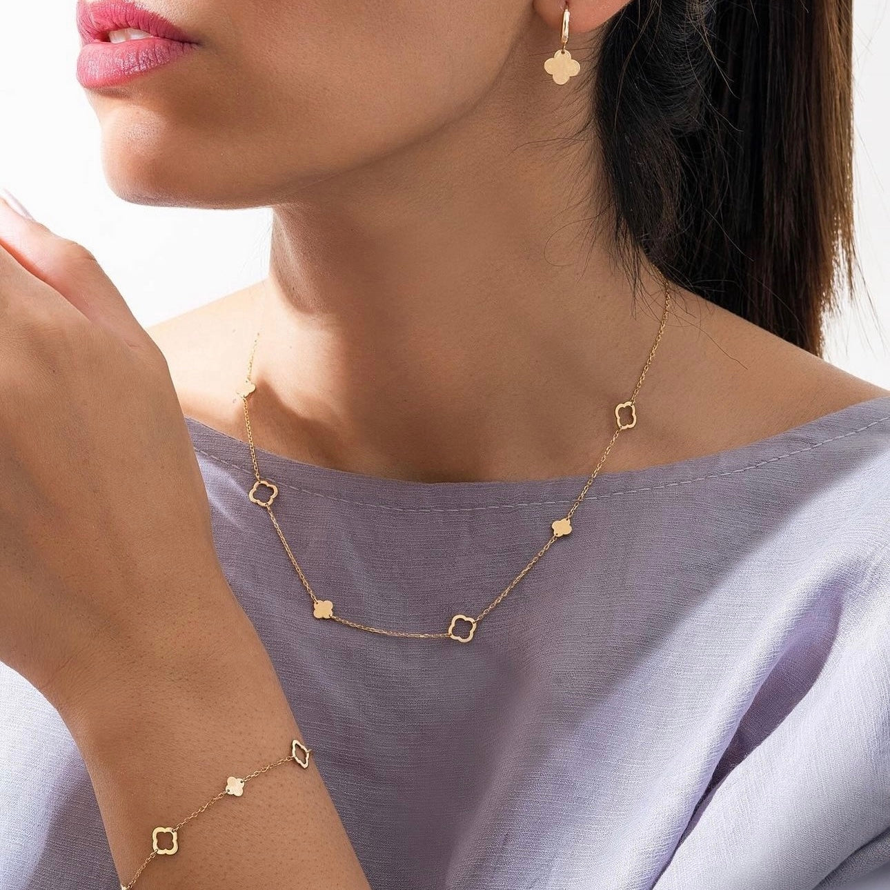 Zanjir-e Gol – filigranes Ensemble aus 18k Gold mit Blumenelementen: Halskette, Armband und Ohrringe elegant getragen im Set.