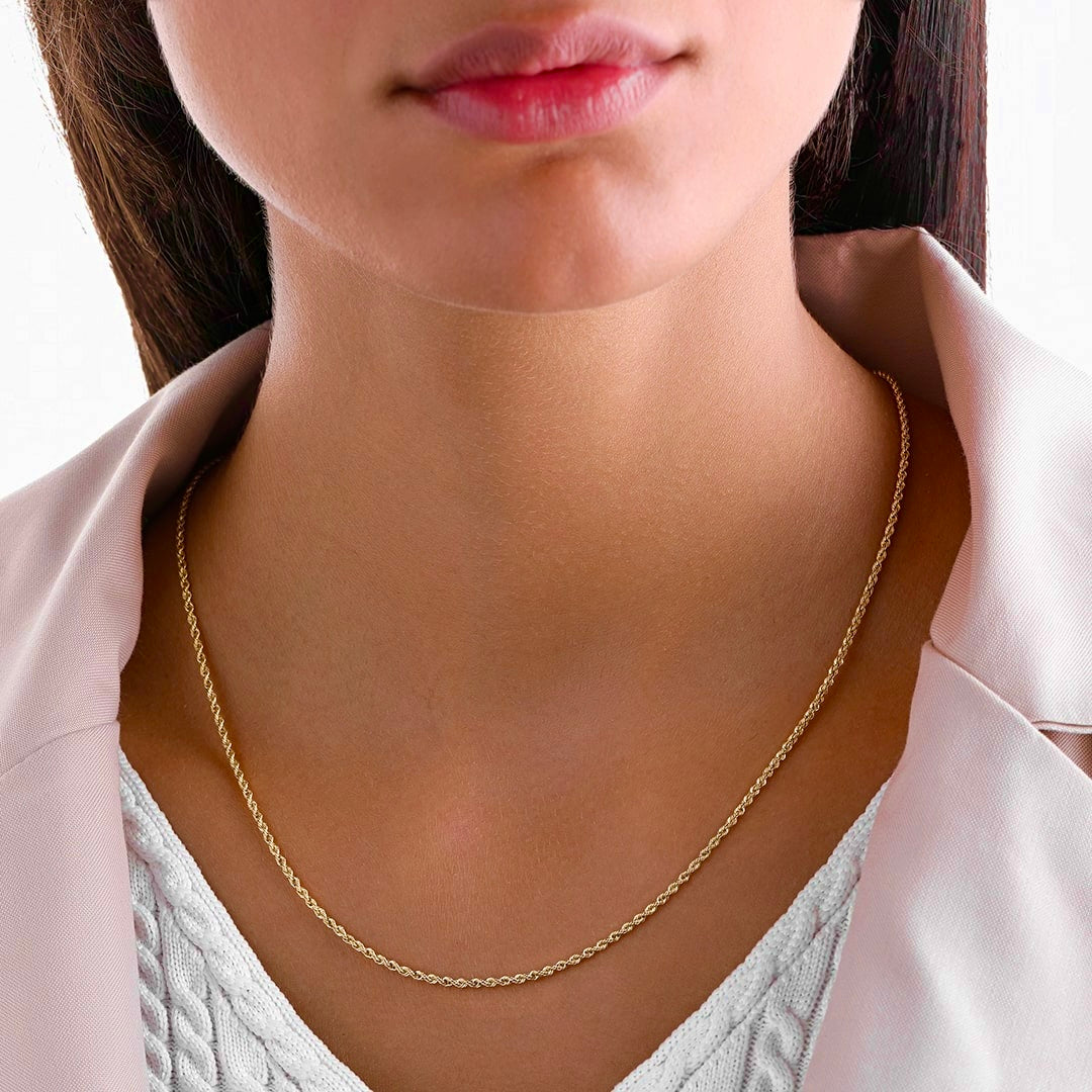Feine 18k Goldkette im Kordelstil – Tanab-e Tala, getragen zu hellem, elegantem Outfit, filigran & klassisch elegant