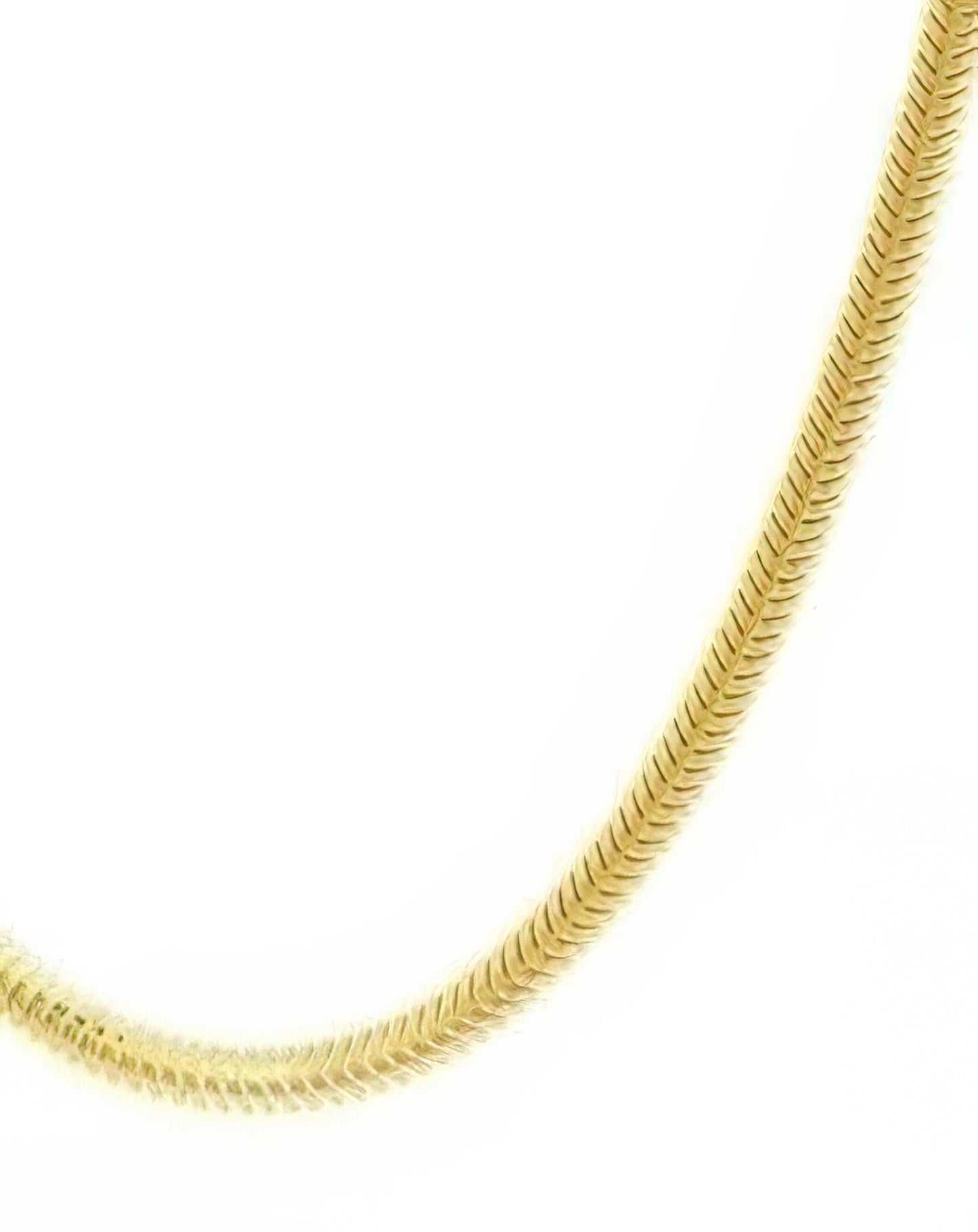 Detailansicht der Zanjir-e Mari – fein gearbeitete Schlangenkette aus 18k Gold mit eng anliegenden Gliedern