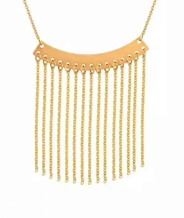 Detailaufnahme der gebogenen Goldplatte mit filigranen Kettensträngen – 18k Gelbgold in handgefertigtem Design