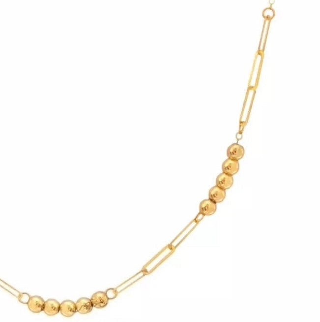 Nahaufnahme der 18k Goldkette mit Gliedern und Kugeln – Modell Gohar-ha va Halqeh-ha, flach gelegt auf hellem Hintergrund