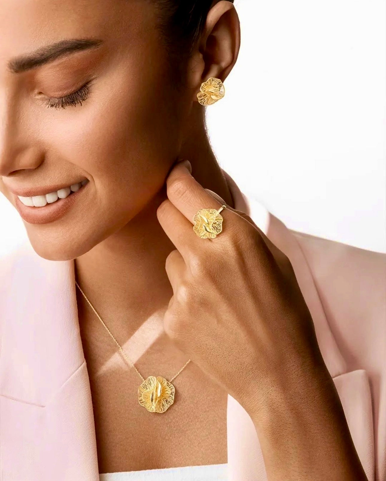 Model trägt das Schmuckset ‚Gol-e Shans‘ von Ziba Gold – 18k Goldkette, Blüten-Ohrringe und passender Ring in organischem Design