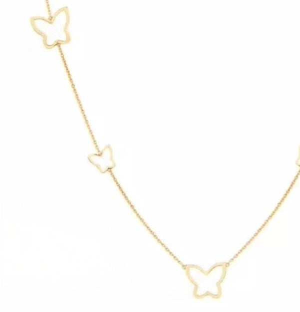 Detailansicht der Parvaneh-Kette mit grossen und kleinen Schmetterlingen aus 18k Gold – feine, offene Form