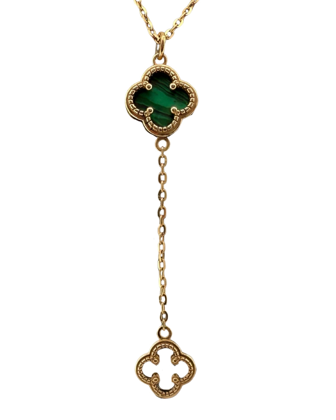 Detailansicht der Ziba Gold Kette Sambole-e Khoshbakhti (Symbol des Glücks) mit Malachit-Ornament und offenem Anhängermotiv in 18k Gelbgold – filigran & symbolisch