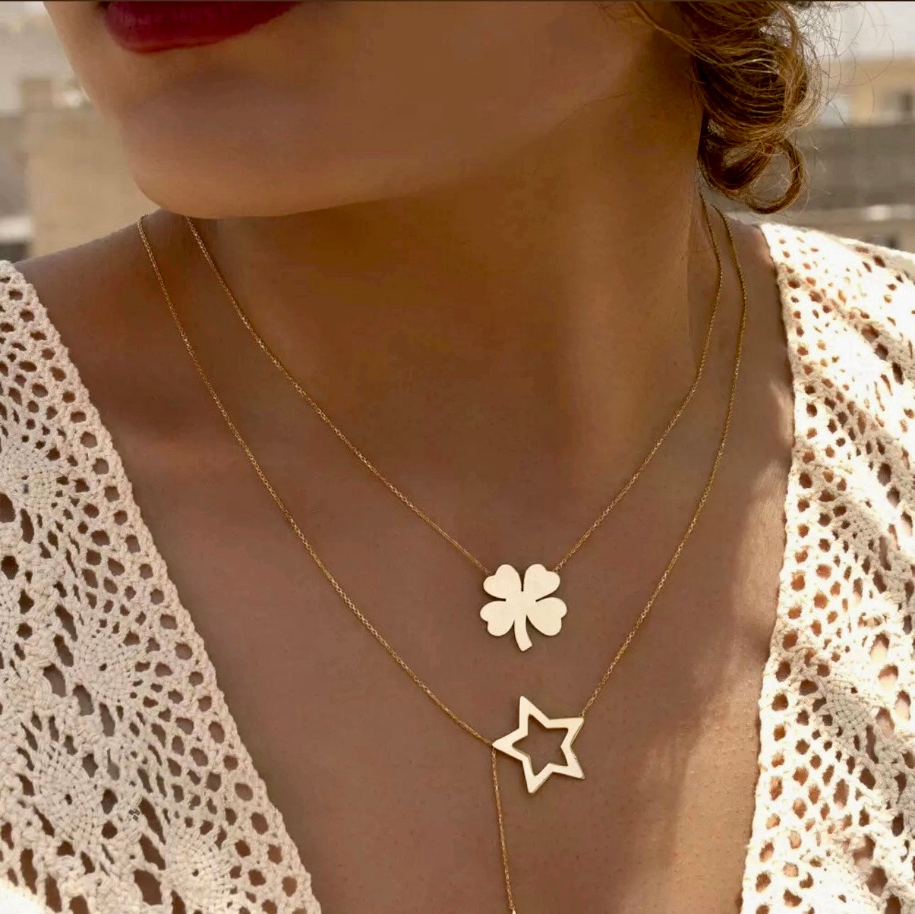 Halskette aus 18k Gold mit Kleeblatt-Anhänger, getragen im Layering-Look mit Sternmotiv – Ziba Gold Stilbild