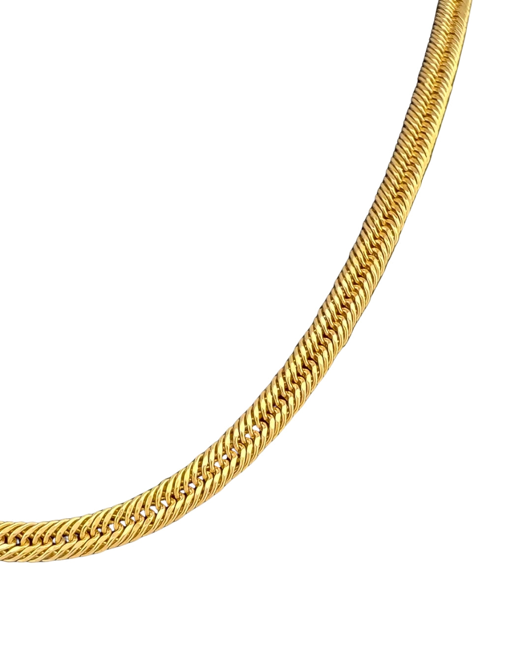 Nahaufnahme der Talā-ye Tanideh – flach geschliffene Spiegelpanzerstruktur aus 18k Gold mit dichter, gewebter Gliederoptik und feinem Glanz
