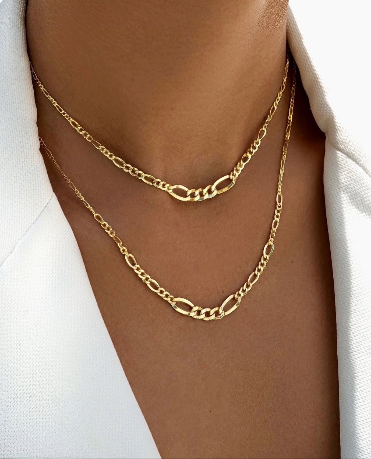 Zanjir-e Figaro Conic aus 18k Gold – konisch verlaufende Figaro-Kette in 47.5 cm Länge, getragen im Layering-Stil auf der Haut.