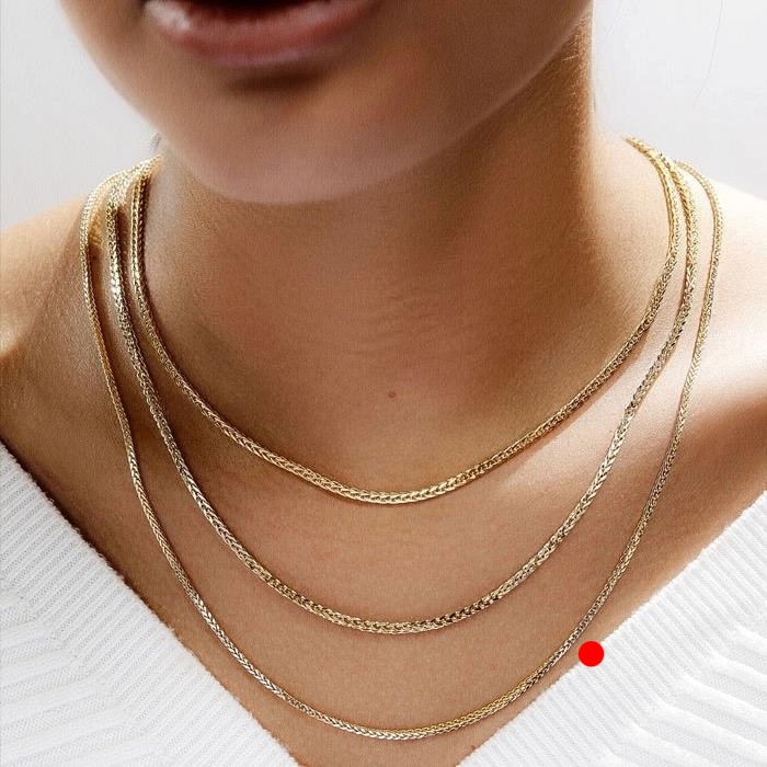 Halskette Gelbgold & Weissgold 18k – Zanjir-e Miro-ye Zarif-e Dorang, getragen als unterste Kette im eleganten Layering-Look