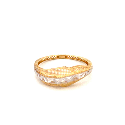 Skulpturaler Ring aus 18k Gelbgold mit pfeilförmigem Design auf hellem Hintergrund