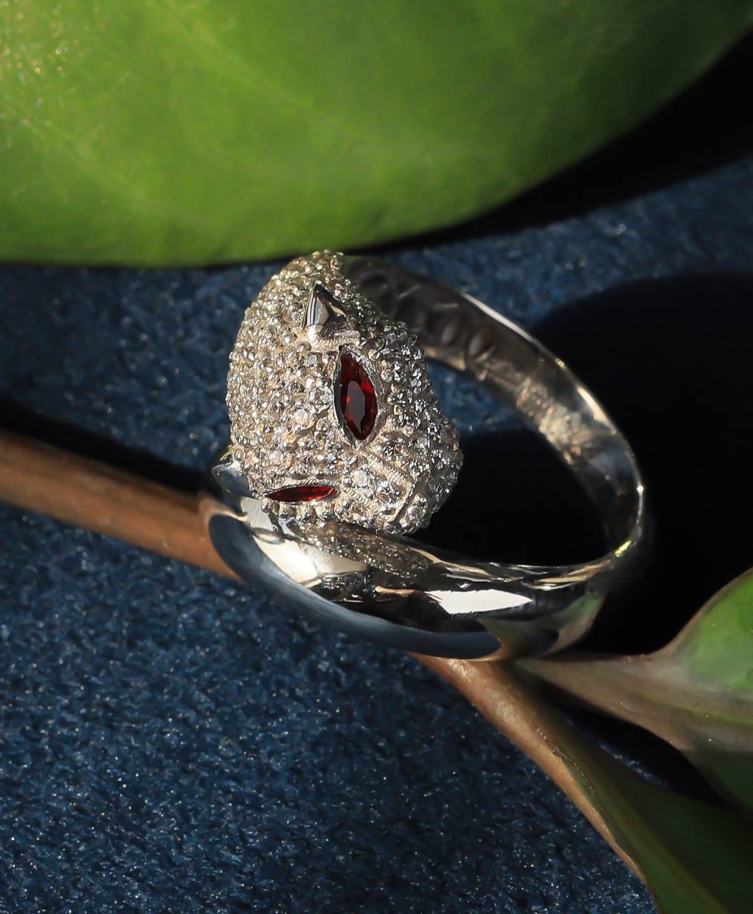 Ring Weissgold 18k - Palang-e Cheshm-e Sorkh (Panther mit roten Augen)