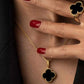 Tragebild: Anhänger aus 18k Gold mit schwarzem Onyx, in Kleeblattform – an goldener Kette