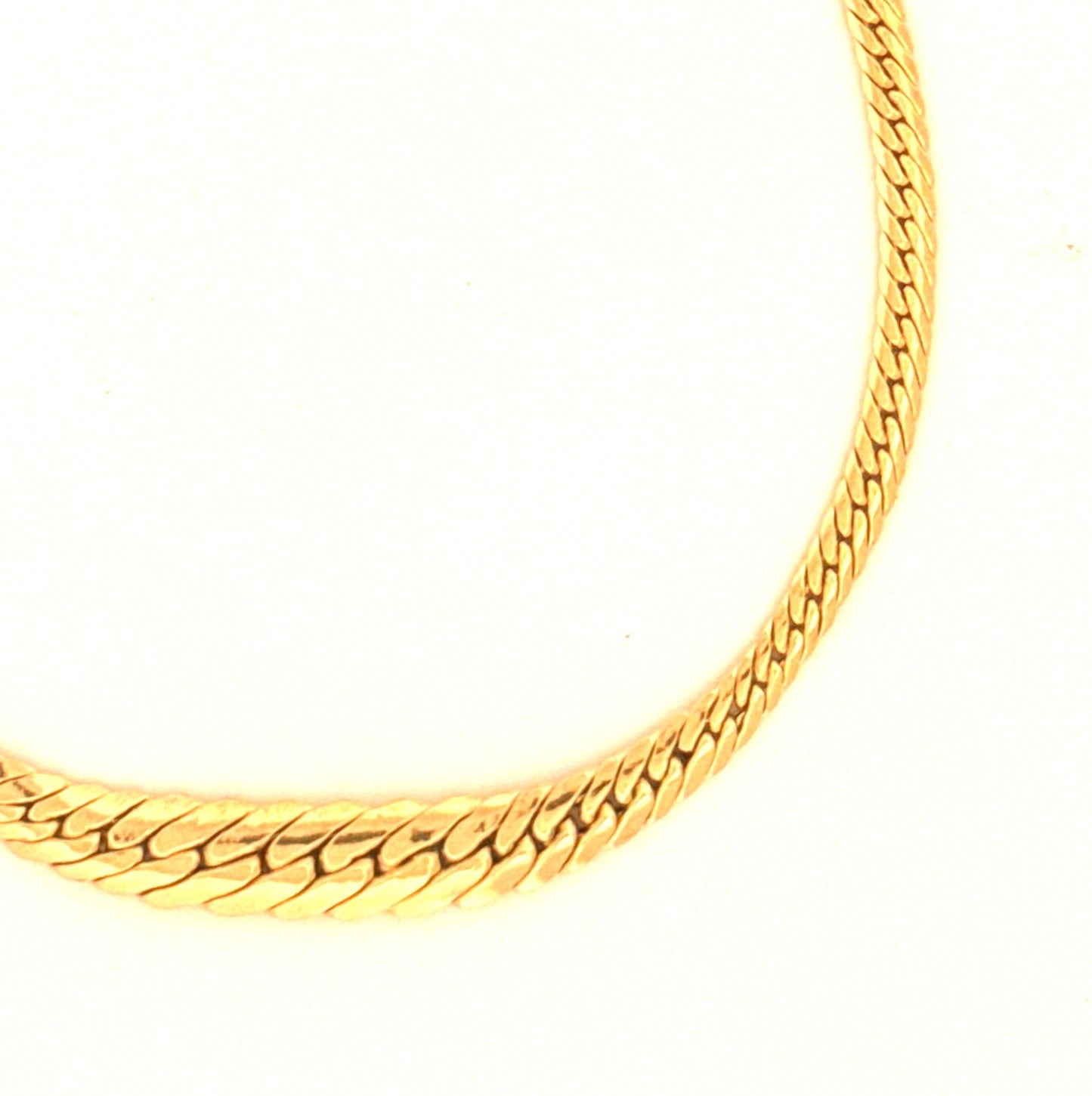 Nahaufnahme des Armbands Khat-e Bâfteh – flach geflochtene 18k Goldstruktur mit sanfter Linienführung