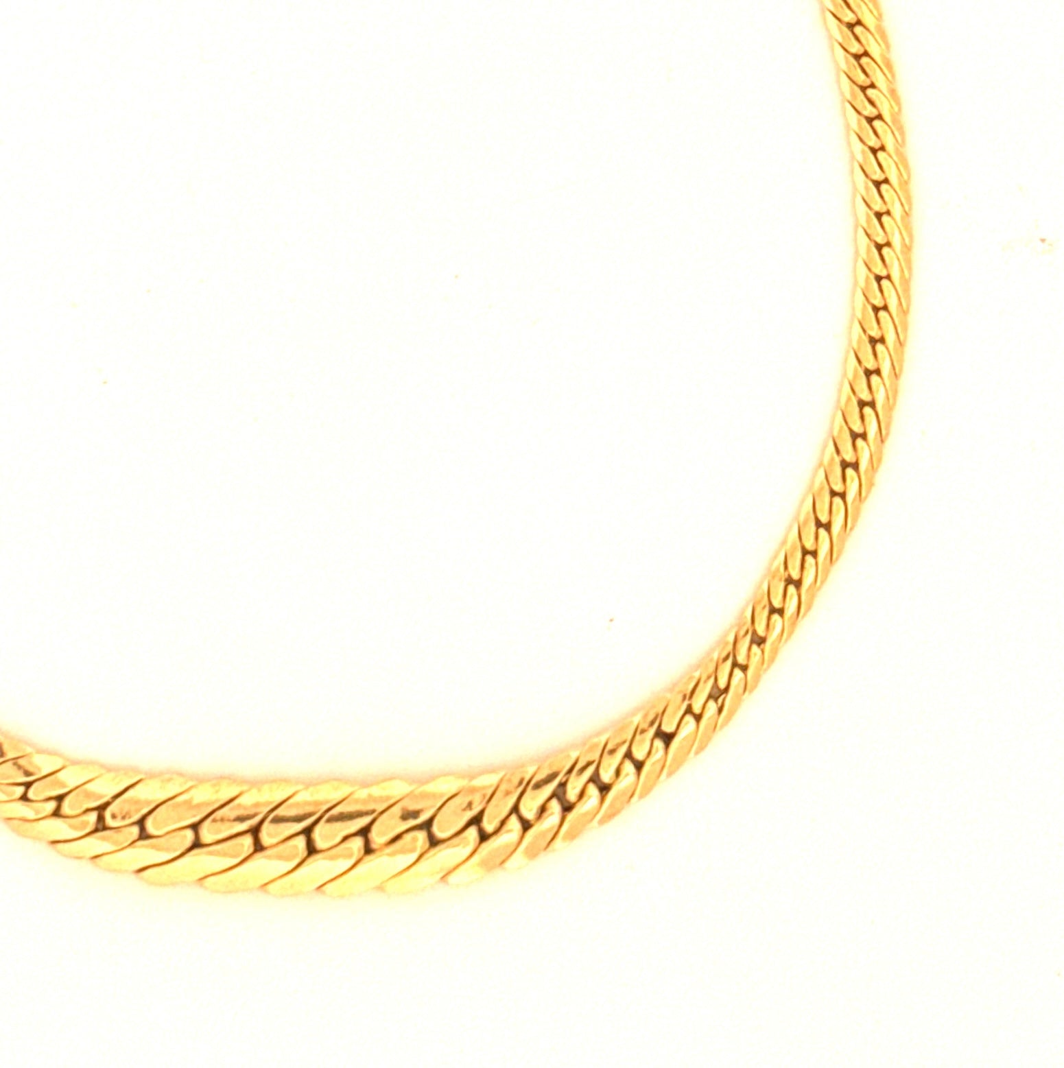 Nahaufnahme des Armbands Khat-e Bâfteh – flach geflochtene 18k Goldstruktur mit sanfter Linienführung