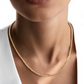 Goldene Perlenkette aus 18k – Morvarid-e Gardan, elegant am Hals getragen, zart glänzend zur weissen Bluse