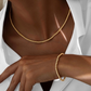 Set aus goldener Perlenkette und passendem Armband – 18k Morvarid-e Gardan, getragen zur Bluse in natürlichem Licht