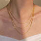 Goldkette Tanab-e Tala aus 18k Gold in verschiedenen Längen im Layering-Look getragen