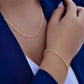 Kombination aus Kordel-Halskette und passendem Armband – Tanab-e Tala aus 18k Gelbgold, getragen zu marineblauem Blazer