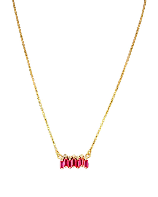Zarte Halskette aus 18k Gelbgold mit querem Anhänger aus rubinroten Baguette-Zirkonia und hellen Akzenten – freigestellt auf weissem Hintergrund.