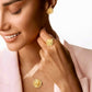 Model trägt das Schmuckset ‚Gol-e Shans‘ von Ziba Gold – 18k Goldkette, Blüten-Ohrringe und passender Ring in organischem Design