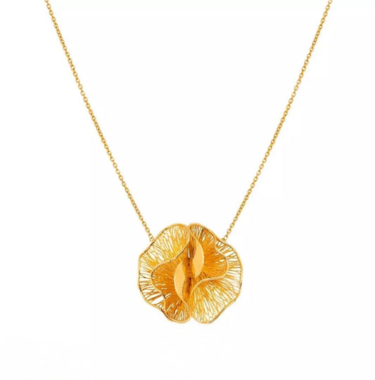Halskette aus 18k Gelbgold mit floraler, skulpturaler Anhängerform – inspiriert von einer Blume des Glücks