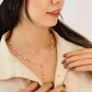 Die Goldkette Morvarid-e Sefid Raghsan elegant getragen am Hals – tanzende Perlen auf feiner Kette, kombiniert mit natürlichem Look