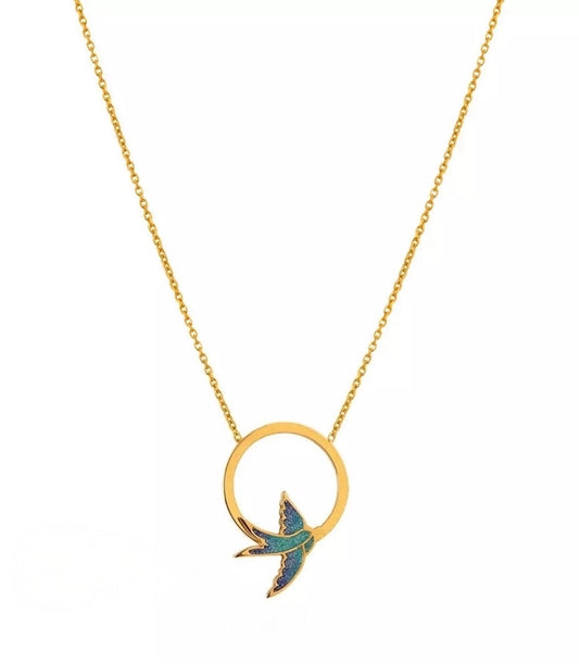 Halskette aus 18k Gelbgold mit kreisförmigem Anhänger und fliegender Schwalbe in Emaille – Symbol für Freiheit und Neubeginn