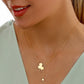 Model trägt 18k Goldkette ‚Shabdar-e Eshgh‘ mit Kleeblatt- und Herzanhänger – zartes Symbol für Glück und Liebe