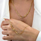 Halskette aus 18k Gelbgold – Zanjir-e Figaro Conic – mit markanten, abwechselnd großen und kleinen Gliedern, getragen mit passendem Armband an der Hand.