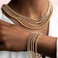 Sad-o Panjah Gooy-e Tala als Kette & Armband-Set – 18k Goldperlen in Gelb und Weiß, stilvoll getragen auf dunkler Haut zur weißen Kleidung