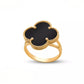 Detailansicht: 18k Goldring mit vierblättrigem Onyx-Element – frontal freigestellt