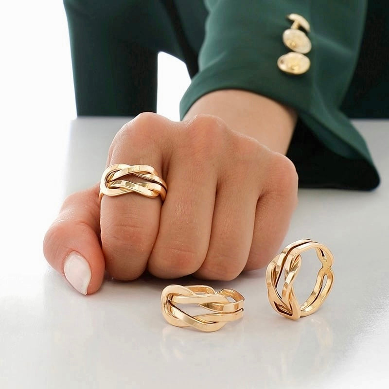 Eleganter Ring aus 18k Gelbgold im Design eines verschlungenen Knotens – luxuriöser Goldring „Gereh-e Tala“ (Goldener Knoten), Symbol für Stärke und Verbundenheit.